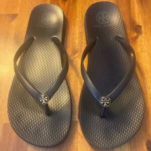 Tory Burch Black Sandals with Metallic Accent Logo. Size 9.